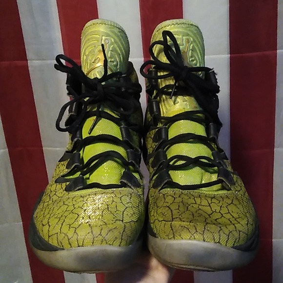 Jordan Neon Yellow Basketball Shoes - Picture 1 of 5